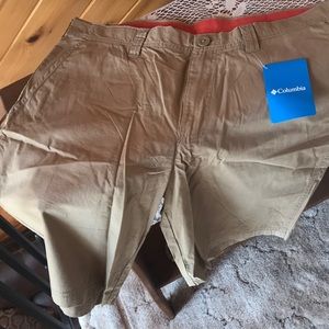 NWT modern classic khaki Columbia shorts